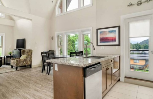 Hope Apartment | 3BR Lakeside Dream Penthouse