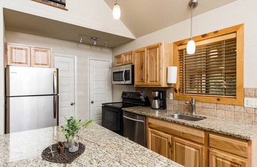 Pine House | 3BR+Loft, Pet-Friendly w/ Hot Tub + Arcade