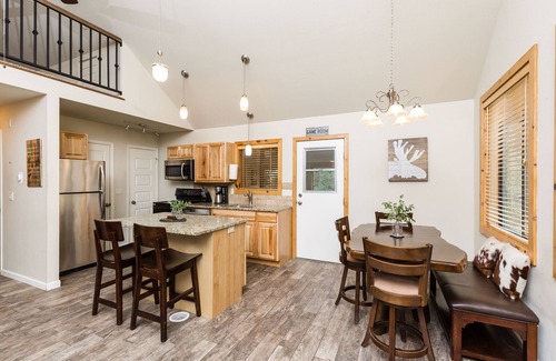 Pine House | 3BR+Loft, Pet-Friendly w/ Hot Tub + Arcade
