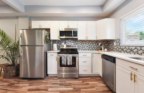 East Liberty House | 3BR Luxury Home with Fireplace