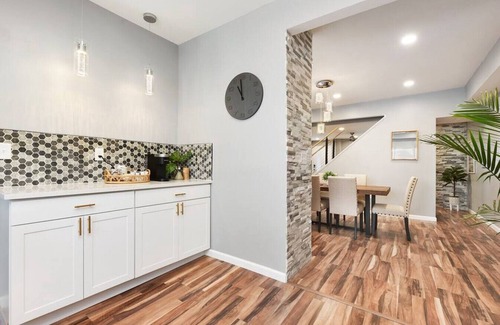East Liberty House | 3BR Luxury Home with Fireplace
