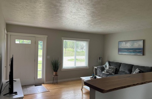 Mayfield House | 3BR near skiing, snowshoeing, fishing, shopping & seasonal festivals downtown.