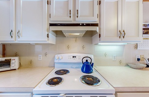 Chilmark House | 3BR on 4 acres with yard games, private beach access to Black Point Beach
