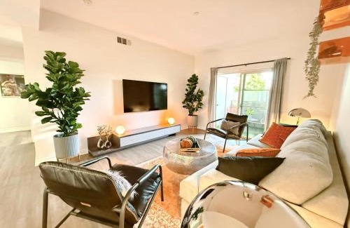 Encino Hotel | 3BR Retreat in Prime Valley Location 109
