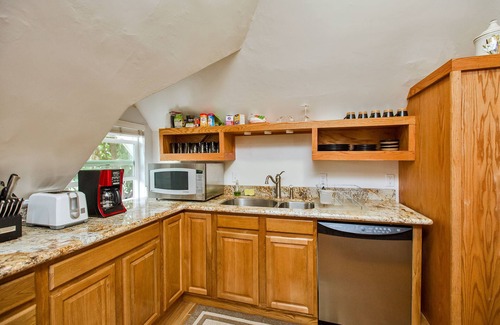 Alameda Apartment | 3BR Victorian penthouse, AC, 2 blocks to downtown, 3 blocks to beach, parking.