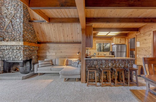 Talmont House | 3BR w/Sauna & Lake Views, 2 miles to Beach