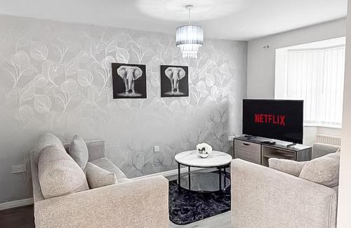 Liverpool Apartment | 3BR with Ensuite & Downstairs WC