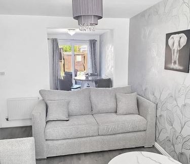 Liverpool Apartment | 3BR with Ensuite & Downstairs WC