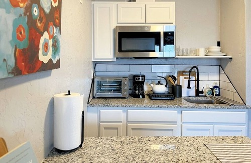 Central Oklahoma City Apartment | 3mins Asia Dist| Kitchen | Rain Faucet Shower| Enjoy Christmas