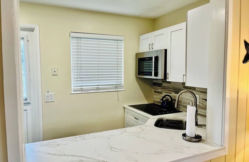 Delray Beach Condo | 3minute walk to the beach🌊& Atlantic Ave-Delray Beach Haven☀️ 1 bed w/pool🏊‍♀️