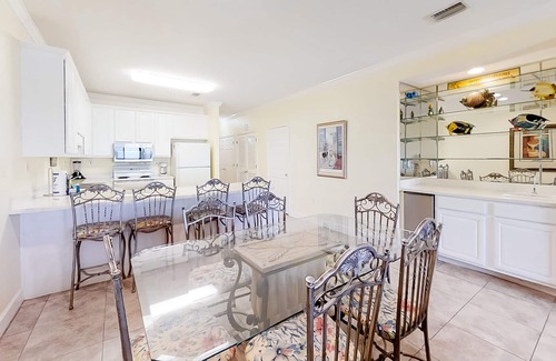 Orange Beach East Condo | 3rd-Floor Beachfront Condo w/Private Balcony, Beach Access, Shared Outdoor Pool