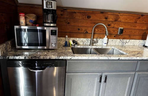 Charleston Apartment | 3rd floor loft apt w historic charm + modern finishes, 1500 block of Lee St East