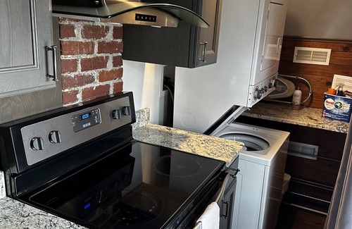 Charleston Apartment | 3rd floor loft apt w historic charm + modern finishes, 1500 block of Lee St East