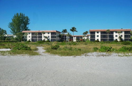 Sanibel Apartment | 3rd floor Sanibel condo with enchanting beach views 4C3