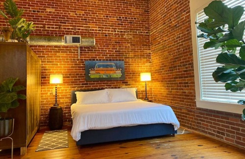 Old East Hill House | 4/3 HotTub BBQ Downtown Compound