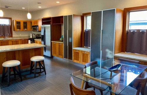 Old East Hill House | 4/3 HotTub BBQ Downtown Compound