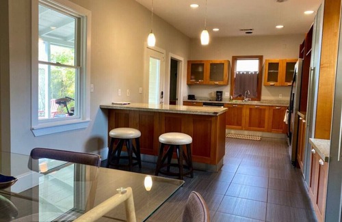 Old East Hill House | 4/3 HotTub BBQ Downtown Compound