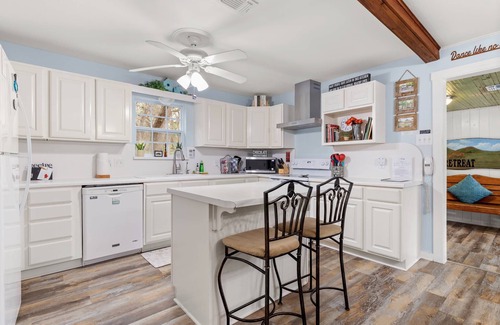 New Braunfels House | 4 Acre Farmhouse By Gruene - Min. to Guadalupe River + Tube Rental - Games - Firepit - Grill