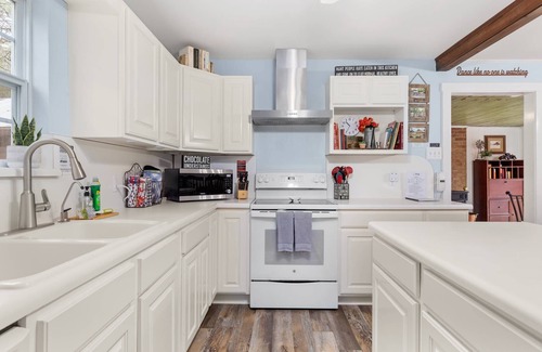 New Braunfels House | 4 Acre Farmhouse By Gruene - Min. to Guadalupe River + Tube Rental - Games - Firepit - Grill