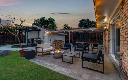 Braeswood Place House | 4-BD Central Location w Pool Patio Firepit