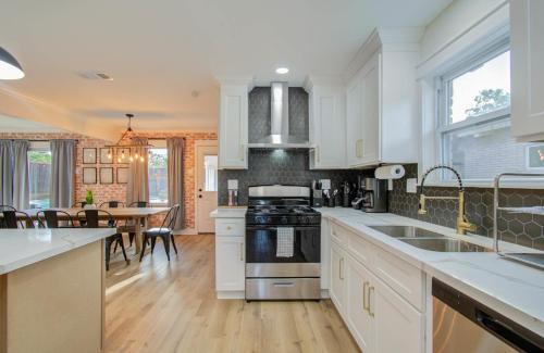 Braeswood Place House | 4-BD Central Location w Pool Patio Firepit