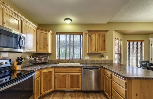 Meridian House | 4 Bdrm Close To Everything!