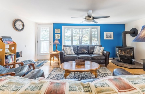 Faraday Cottage | 4-bdrm Family Cottage on Lake Paudash