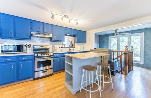 Faraday Cottage | 4-bdrm Family Cottage on Lake Paudash