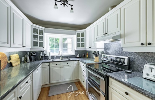 Seguin Cottage | 4 bed 2 bath cottage on Clear Lake