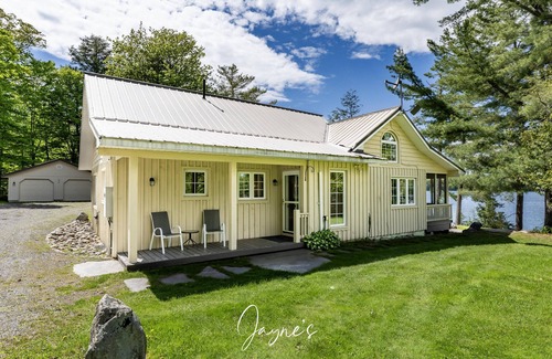 Seguin Cottage | 4 bed 2 bath cottage on Clear Lake