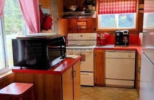 Florence House | 4 Bed, 2 Bath, Dog friendly, beach views- Sand Dollar Shores