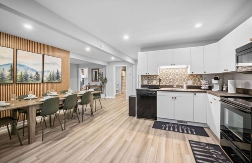 Redstar House | 4 Bed,3 Bath, Hot tub, Fun Game Room, Fire Pit, 12 min NRG