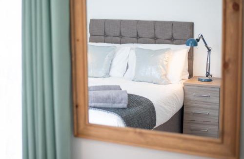 Cwmbrwla House | 4-Bed Contractor Home - Garden - Near M4 & City