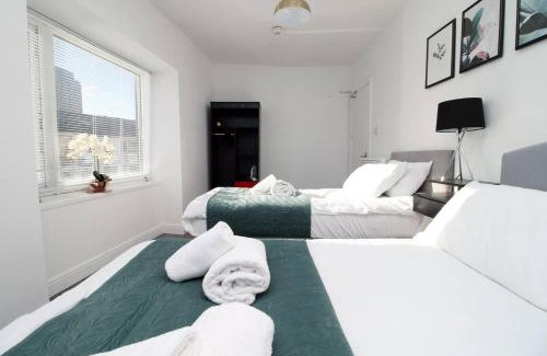 Castle Apartment | 4 Bed Flat - Sleeps 4 - Parking - Wifi