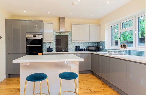 New Forest District House | 4-Bed Haven in Fawley – Ideal for extended stays, work trips, or family getaways. Spacious, fully furnished, and well-equipped for comfort and convenience. Your perfect home away from home.