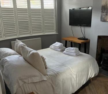 Whitton House | 4 bed house close to Allianz Stadium, LHR and London 20mins away