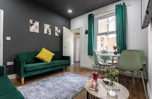 Preston House | 4 Bed House Contractor & Leisure: luxurious home nestled in the heart of Preston