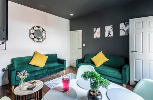 Preston House | 4 Bed House Contractor & Leisure: luxurious home nestled in the heart of Preston