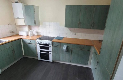 Evelyn House | 4 Bed House Sleeps 12 - Private Garden - Parking