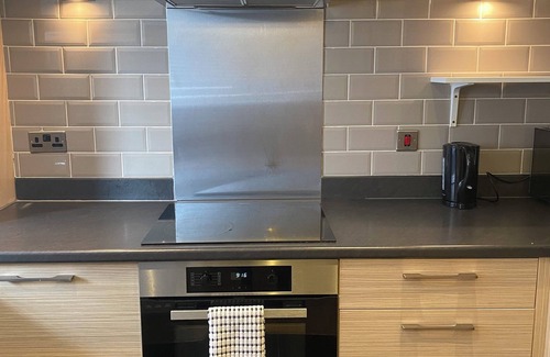 West Thurrock House | 4 Bed House - Sleeps 8 - Wifi - Parking