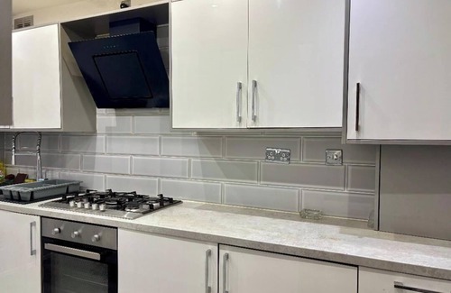 Birmingham House | 4 Bed House-Sleeps 8-Free Parking