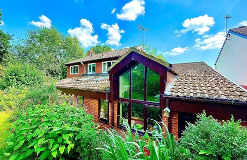 Usk House | 4 Bed Modern Home Near Top Attractions in Usk