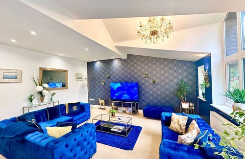 Usk House | 4 Bed Modern Home Near Top Attractions in Usk