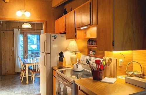 Florence House | 4 bedroom, 2 bath 1600 square foot Munsel lakefront home with dock