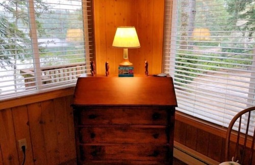 Florence House | 4 bedroom, 2 bath 1600 square foot Munsel lakefront home with dock