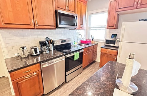 East Somerville Apartment | 4 Bedroom 2 Bathroom Home Close to Metro, Near Central Boston & Cambridge