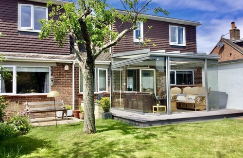Highcliffe-on-Sea House | 4 bedroom, 3 bath, walk to the beach, golf, shops, pubs. New Forest 3 miles.