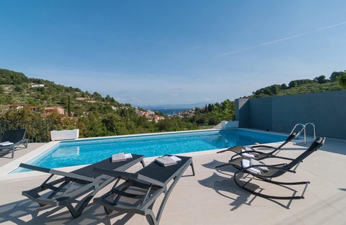 Stomorska House | 4 bedroom accommodation in Stomorska