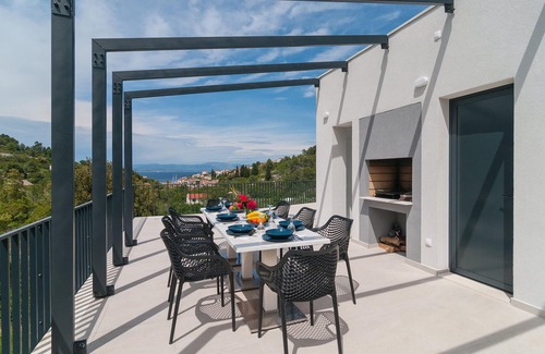 Stomorska House | 4 bedroom accommodation in Stomorska