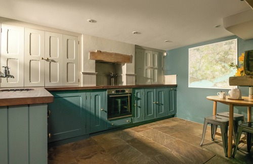 New Forest District Cottage | 4 bedroom accommodation in Tiptoe, near Lymington